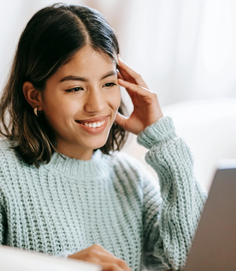 pexels-fille brune ordi