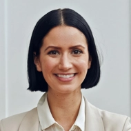 iStock-femme bureau mi-jeune 1